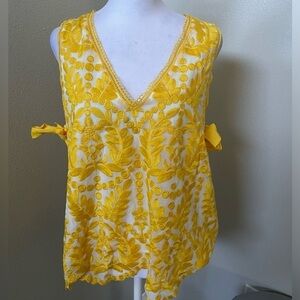 A loves a yellow top size medium